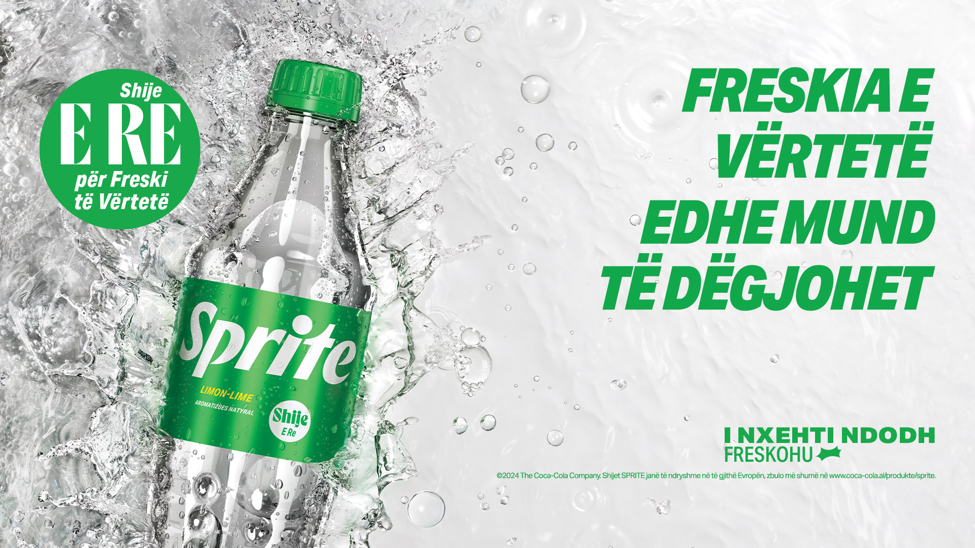 Një sfond i gjelbër me një pije të freskët Sprite në një shishe të re, me tekstin "E njëjta freski në shishe të re."