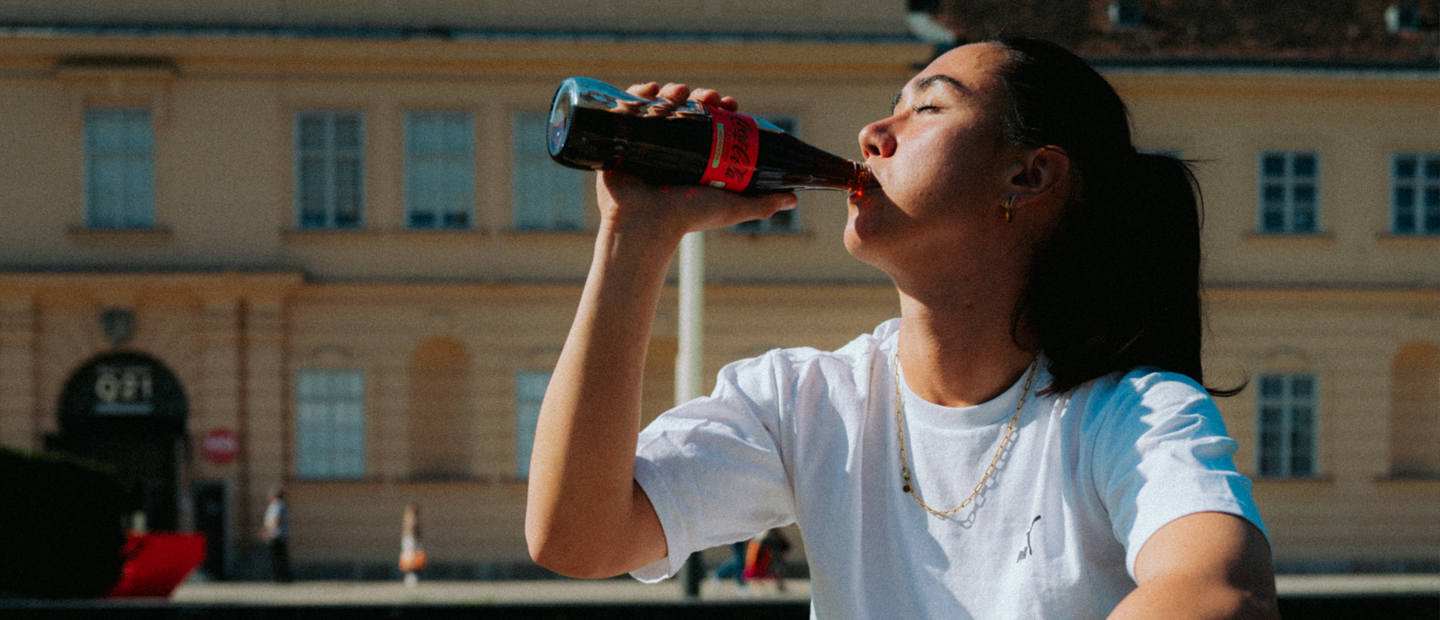Frau trinkt Coca-Cola