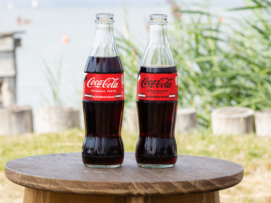 Coca-Cola Flaschen mit Aufschrift: "Aus Österreich für dich".