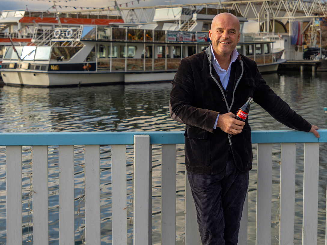 Selfmade-Unternehmer Martin Ramusch mit Coca-Cola Flasche in Hand