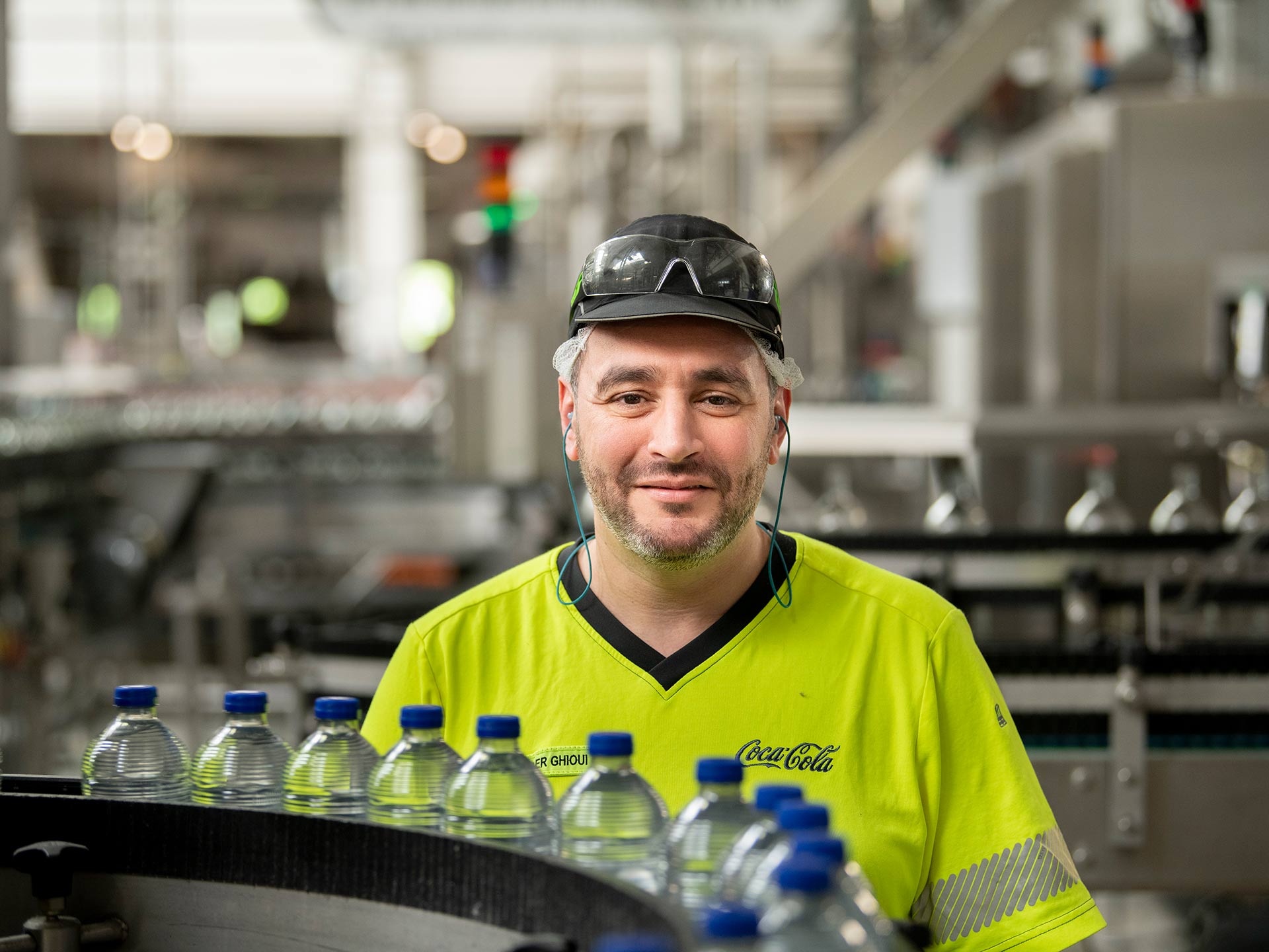 Homme travaille dans la production de Coca-Cola Belgique