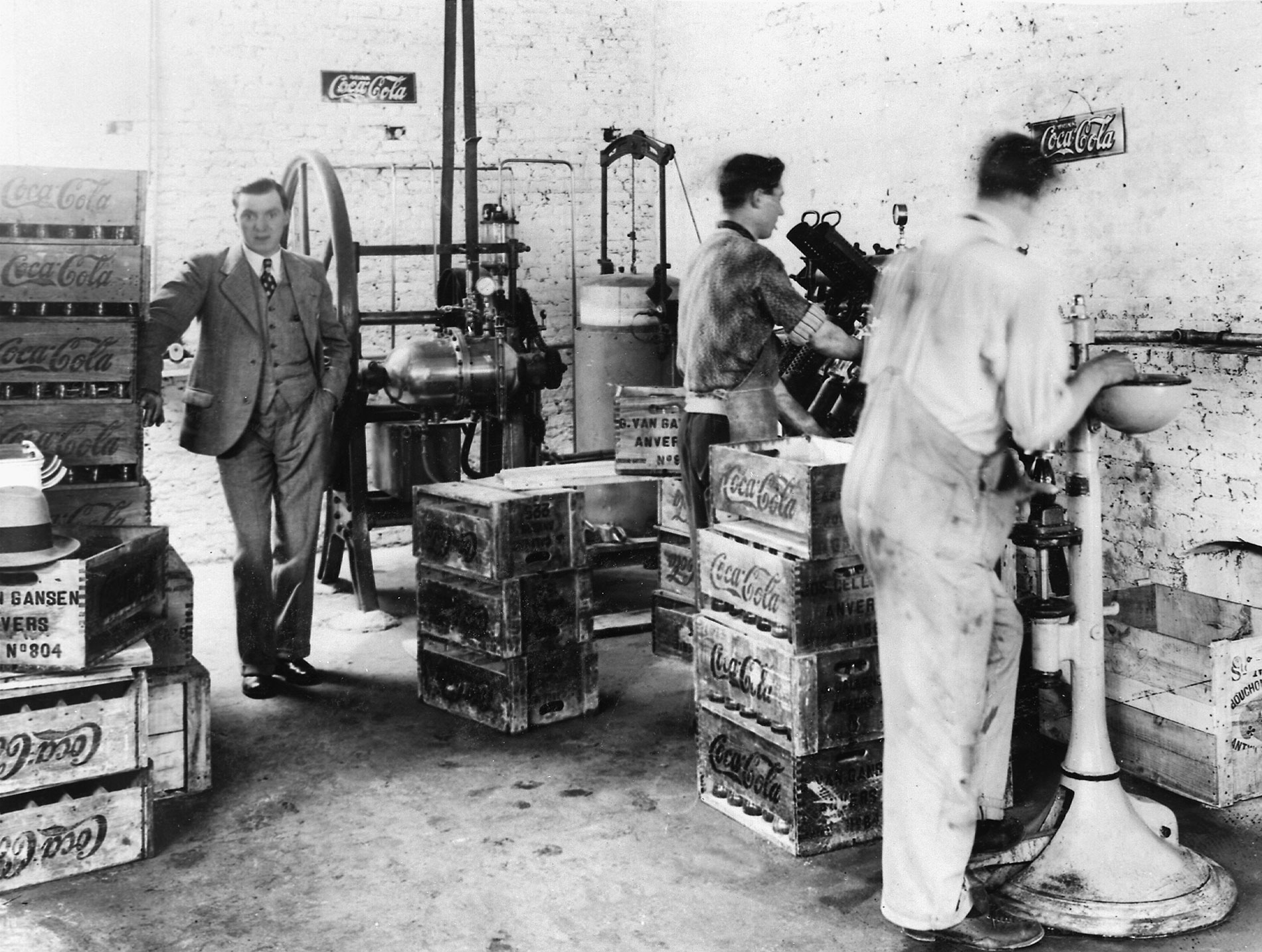 Oude foto van Coca-Cola bottelarij in Antwerpen - gustave van gansen
