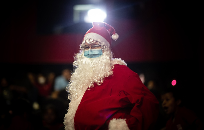 Papá Noel acompañó al cine a los niños