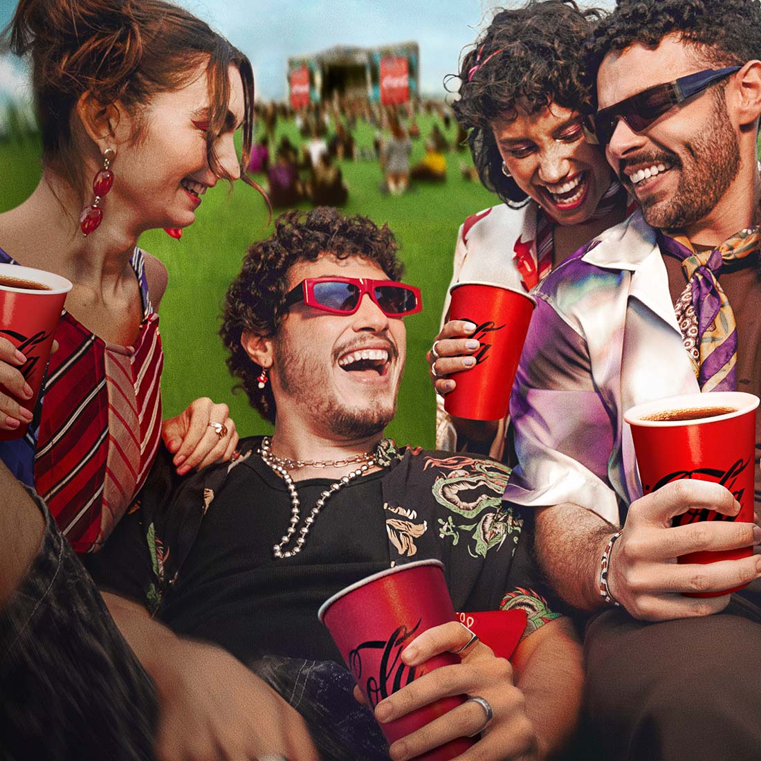 Imagem promocional com o texto 'Promoção Você VIP no Lolla Brasil', acompanhado dos logotipos da Coca-Cola e do LollapaloozaBrasil. O fundo é preto com linhas vermelhas onduladas, criando um efeito dinâmico.