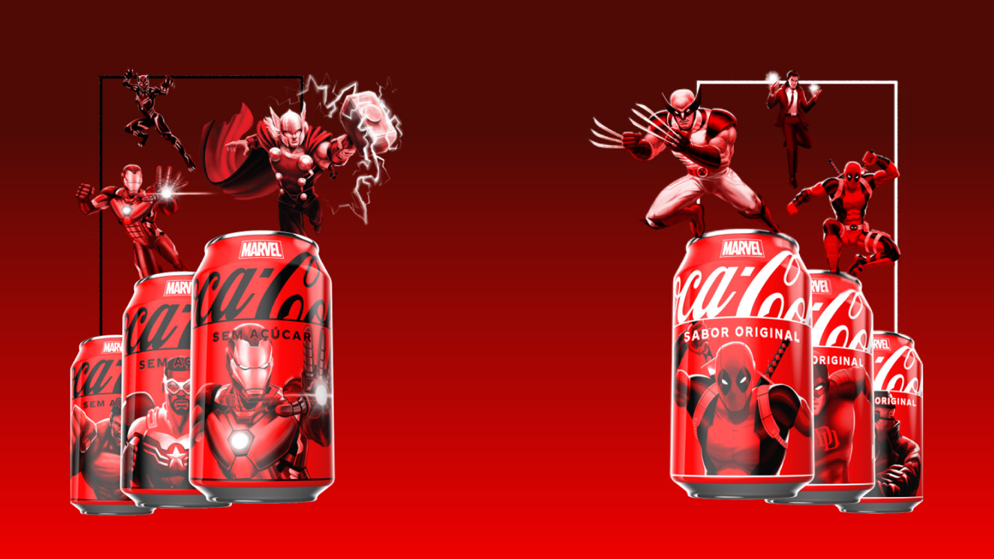 Edição limitada de latas de Coca-Cola da Marvel com personagens impressos em um fundo vermelho. Acima das latas estão Wolverine, Deadpool e Loki de um lado, e do outro lado Thor, Homem de Ferro e Black Panther. 