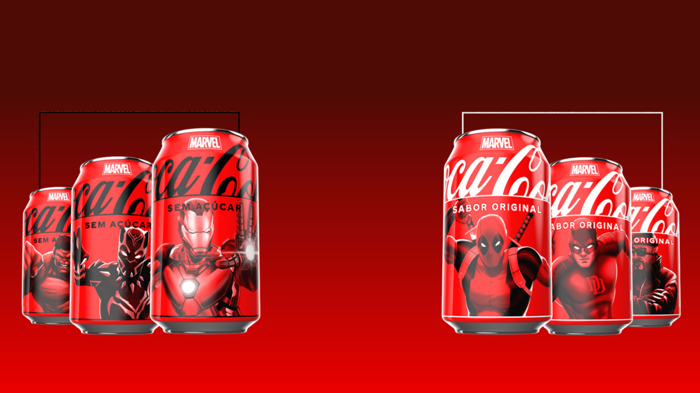À esquerda estão 3 latas de edição limitada da Marvel Coke Zero, cada uma com um personagem diferente. São eles o Homem de Ferro, o Black Panther e o Hulk. À direita, 3 latas de edição limitada da Marvel Coke sabor original com um herói diferente em cada lata: Deadpool, Demolidor e Nick Fury.