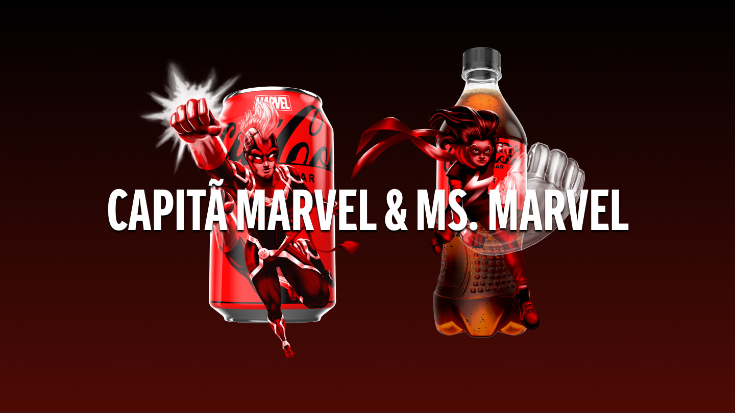 O Capitã Marvel e Miss Marvel saem de uma lata e uma garrafa de Coca-Cola edição Marvel. “Capitã Marvel & Miss Marvel ” escrito em texto branco no meio. Escaneie os personagens e comece a batalha.