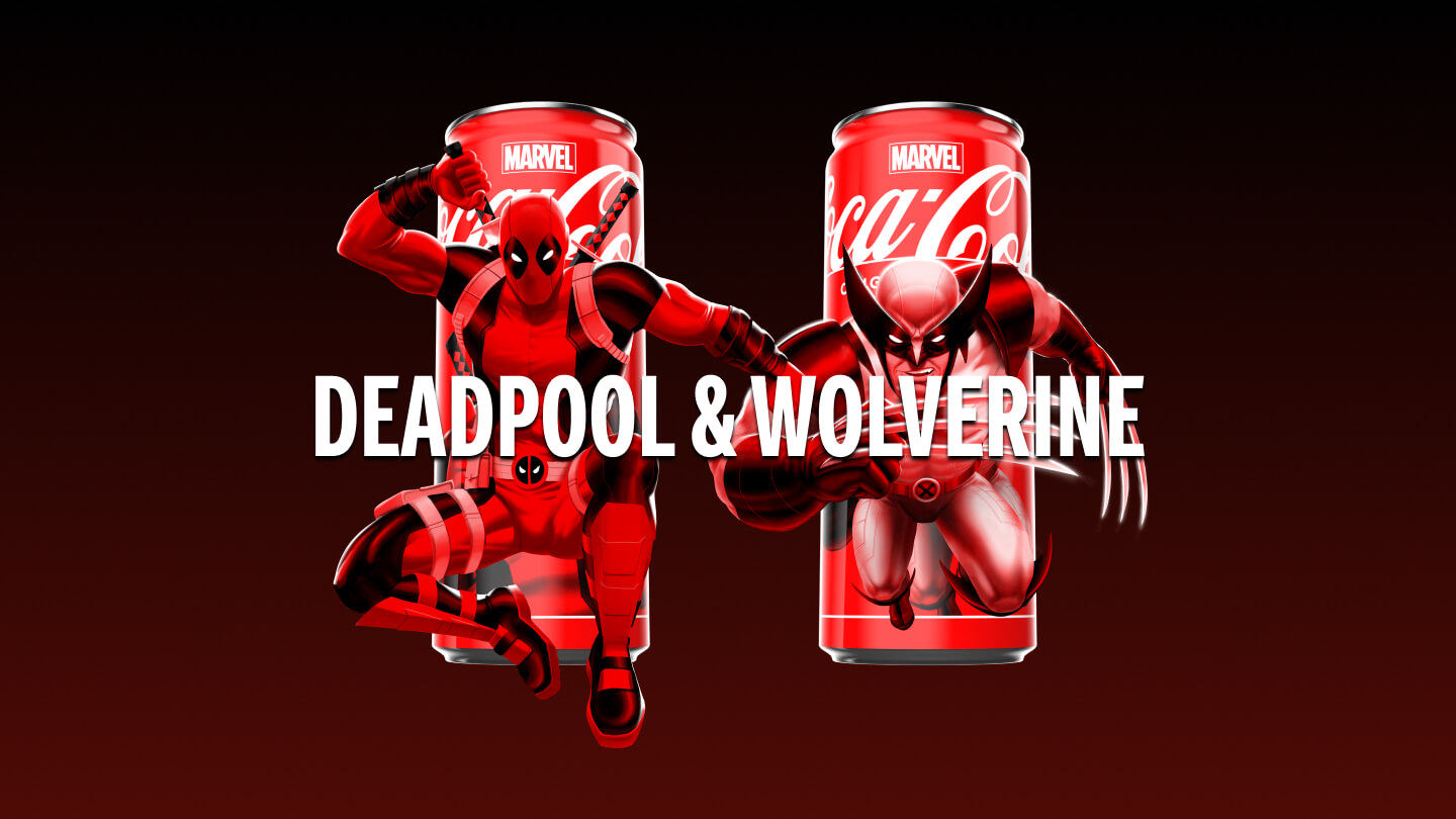 O Deadpool e o Wolverine saem de duas latas de Coca-Cola edição Marvel. “Deadpool & Wolverine” escrito em texto branco no meio. Escaneie os personagens e comece a batalha.