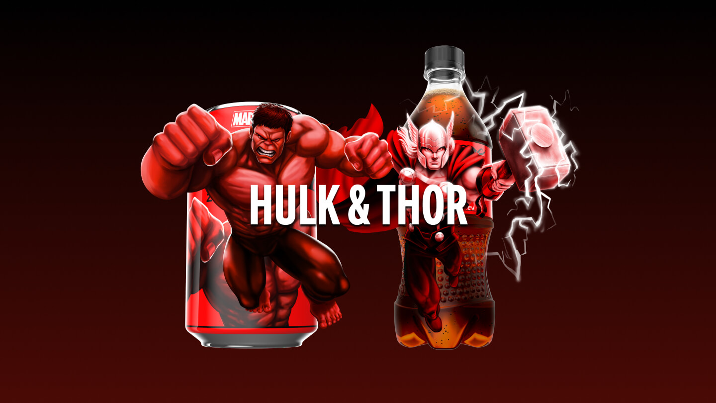 Hulk e Thor saem de uma lata e uma garrafa de Coca-Cola edição Marvel. “Hulk & Thor” escrito em texto branco no meio. Escaneie os personagens e comece a batalha.