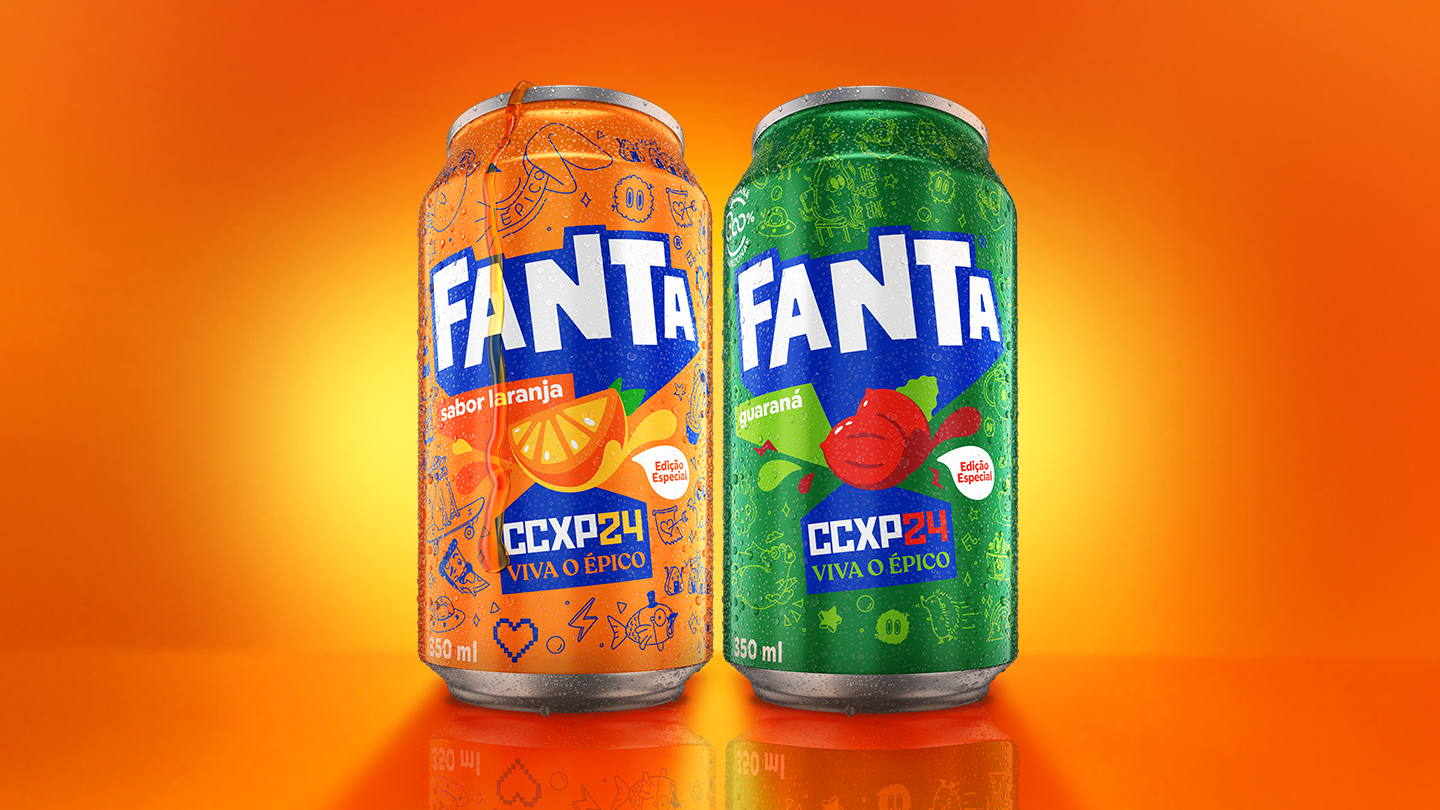 Latas Fanta Edição CCXP, sabores Laranja e Guaraná, com fundo laranja.