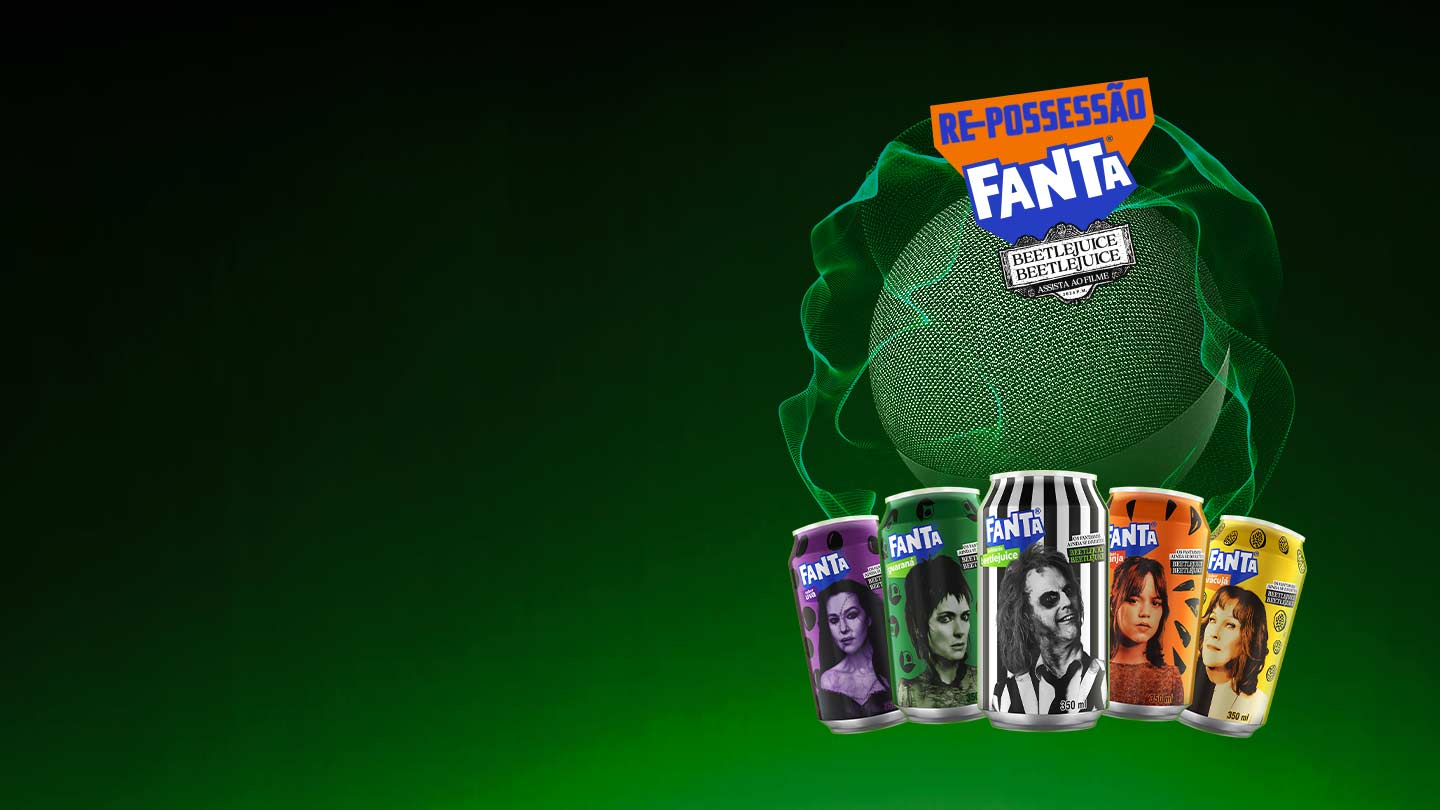 Latas de edição limitada da Fanta com os personagens de Beetlejuice. As latas exibem diferentes sabores, em frente a um dispositivo Alexa com brilhos verdes sobre um fundo escuro, com o slogan "Re-Possessão Fanta" e o logotipo Fanta Beetlejuice.