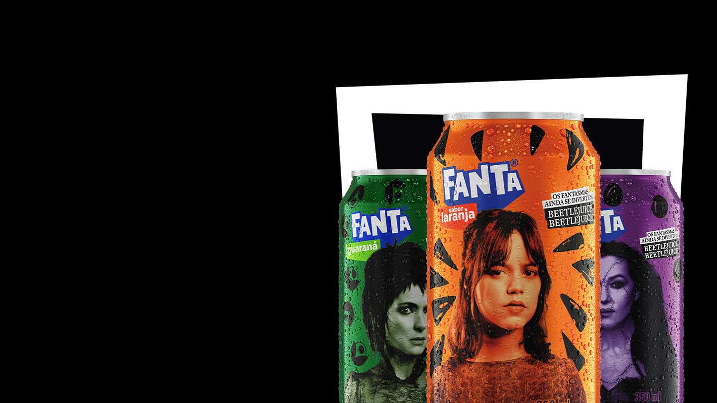 Três latas da edição limitada Fanta Beetlejuice sobre um fundo preto com uma moldura branca à esquerda. Da esquerda para a direita: Fanta Laranja com Astrid Deetz, Fanta Maracujá com Lydia Deetz e Fanta Uva com Delores.