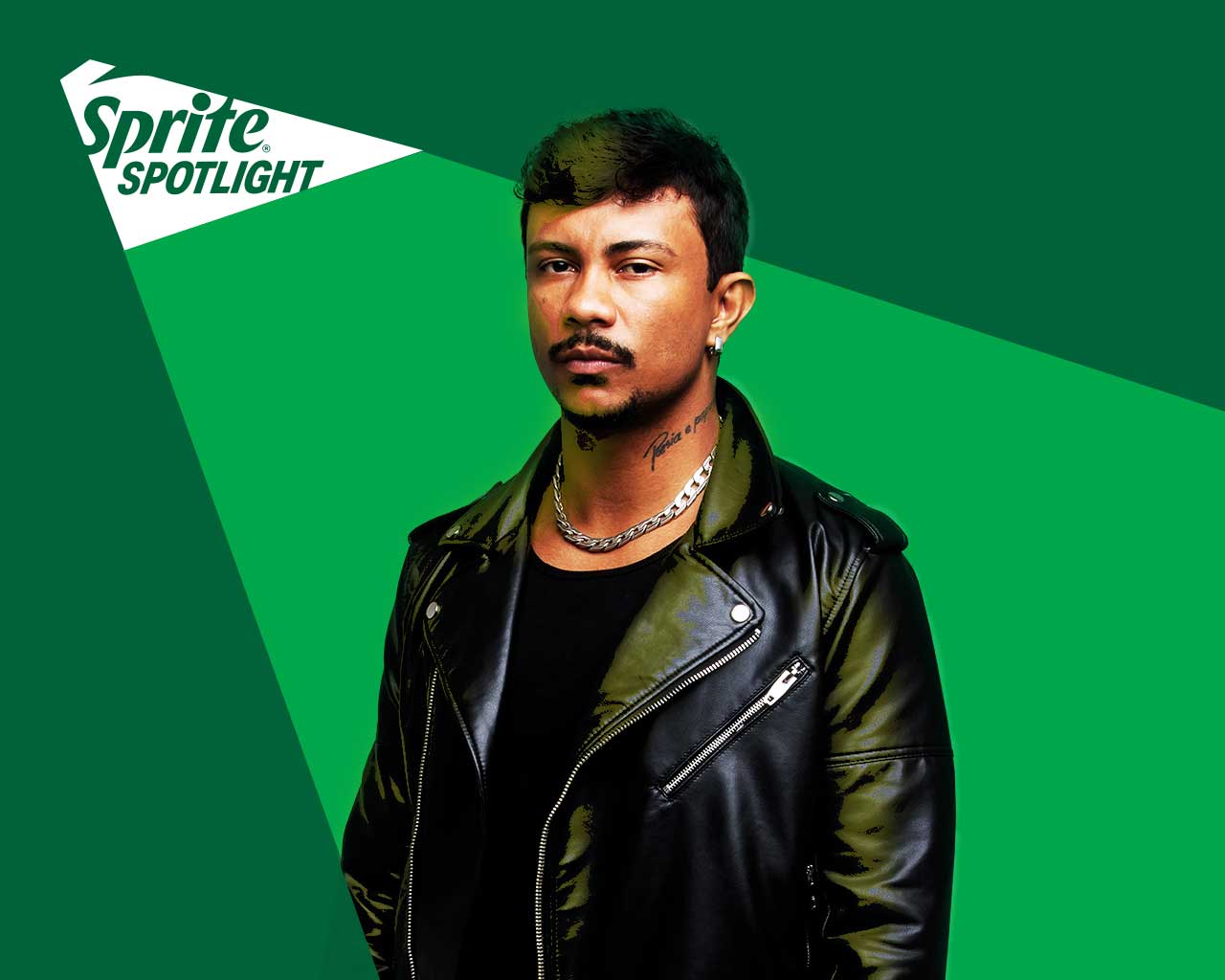 Artista XAMÃ, com fundo verde em diferentes tonalidades e com o logotipo Sprite Spotlight