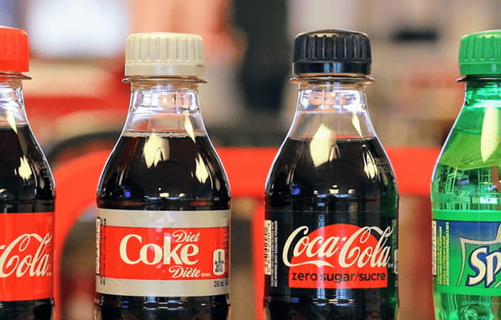 Un gros plan de mini bouteilles de Coca-Cola