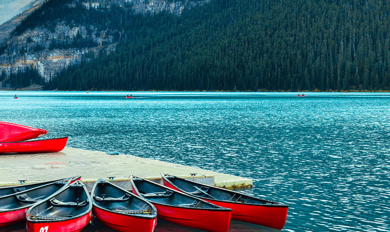 Photo d'un lac au bleu profond près de Lake Louise en Alberta, au Canada 