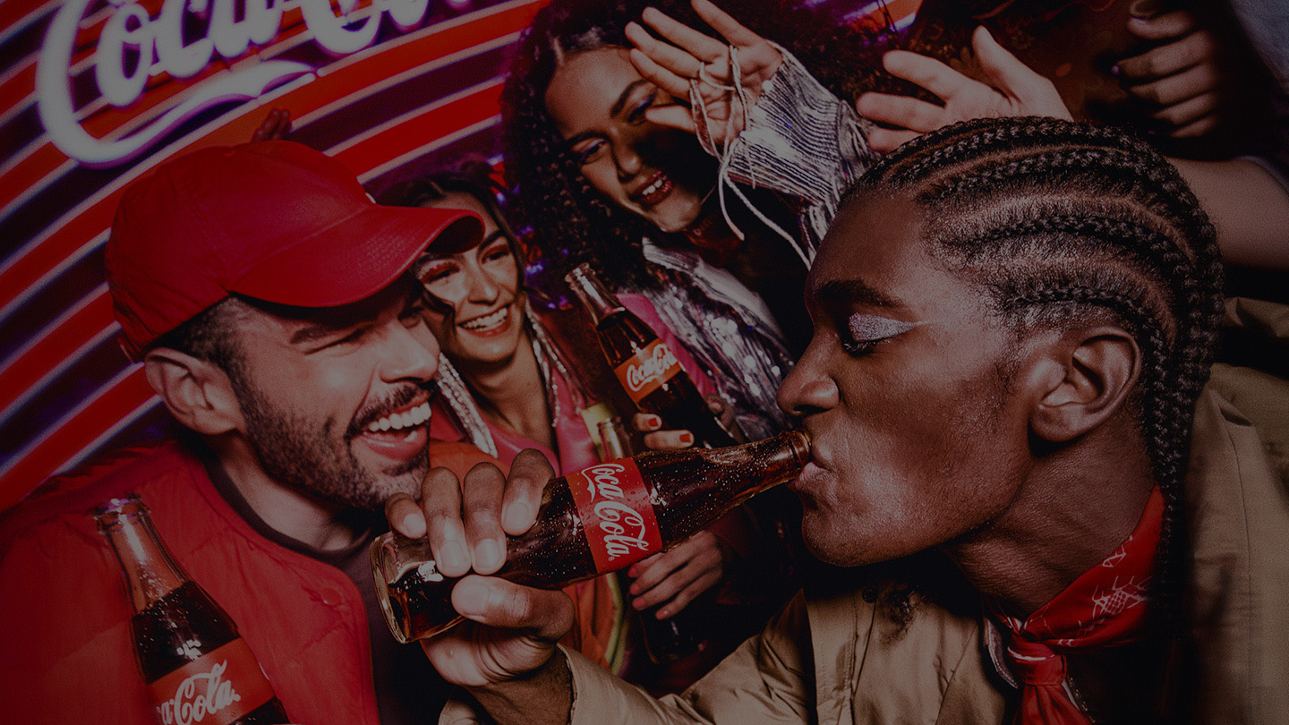 fans buvant du Coca-Cola lors d’un festival