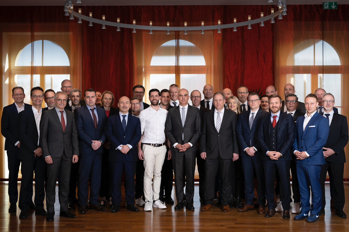 Total 24 Schweizer Firmen haben zusammen mit Bundesrat Alain Berset die «Erklärung von Mailand» unterzeichnet. Copyright: Keystone (Anthony Anex)