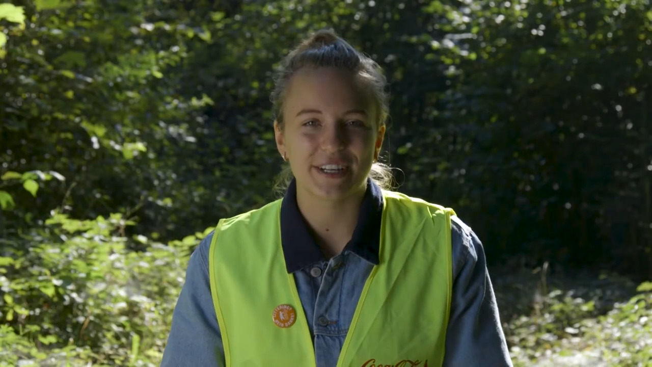 Mitarbeiterin von Coca-Cola in der Natur am Cleanup Day