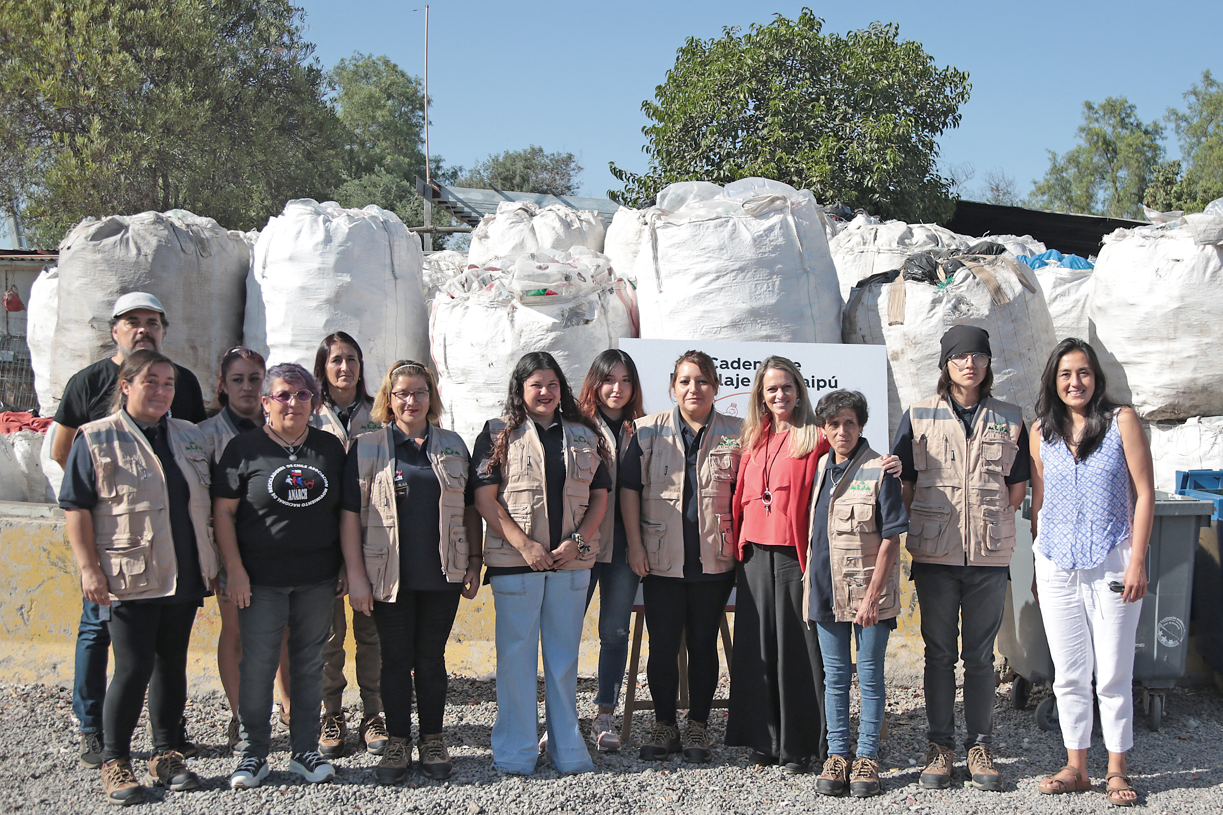La cooperativa Serviclaje, conformada por recicladores y recicladoras de base de la comuna de Maipú