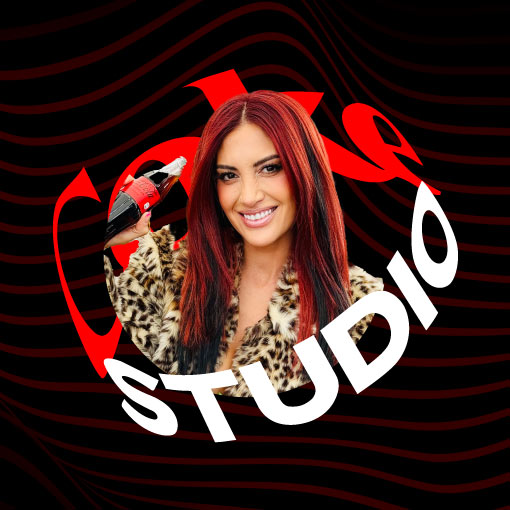 Karen Paola con el logo de Coke Studio alrededor sobre fondo negro. La artista será parte del Coke Studio Festival de entrada gratuita.