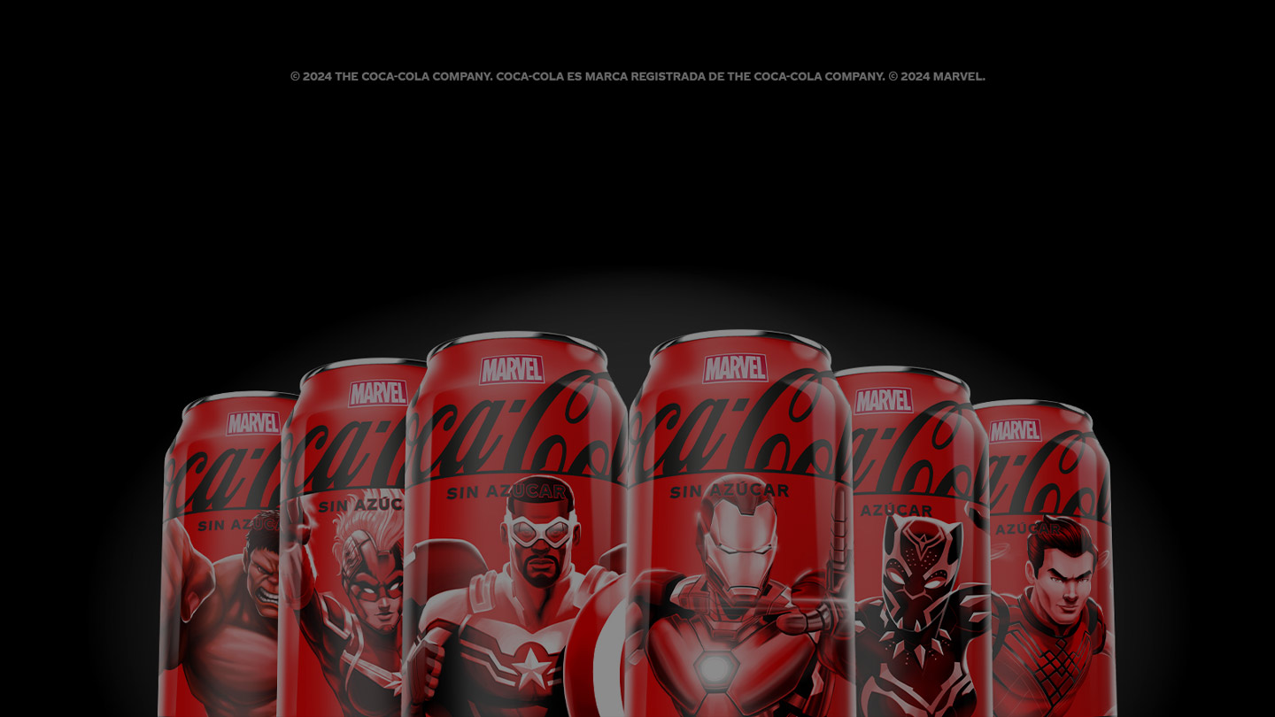 Seis latas de Coca-cola sin azúcar edición limitada Marvel sobre un fondo negro. Cada lata contiene un personaje diferente, los héroes son: Hulk, Capitana Marvel, Capitán América, Iron-Man, Black Panther y Doctor Strange.