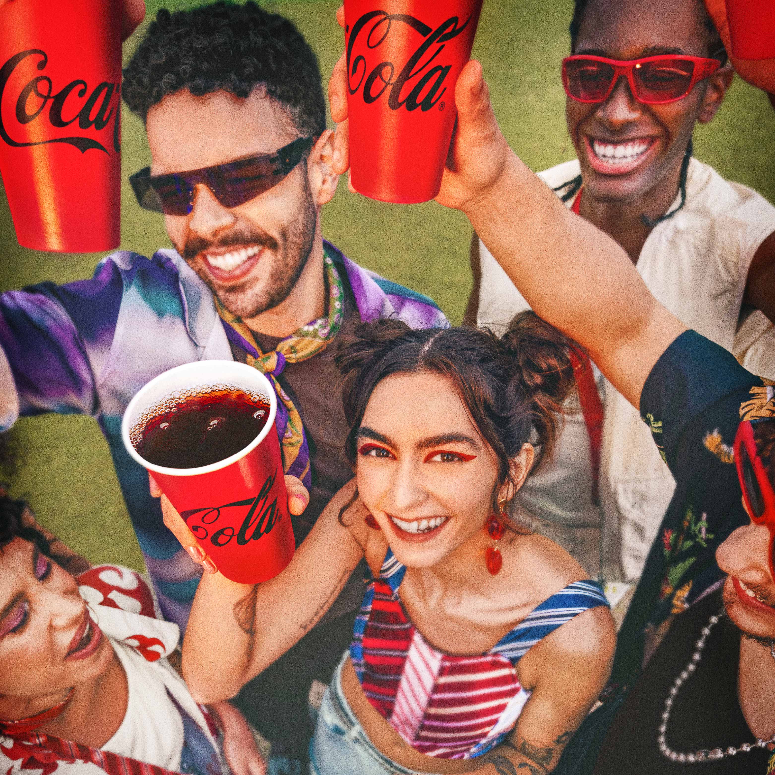 Grupo de jóvenes disfrutando Coca-Cola en un ambiente festivo.