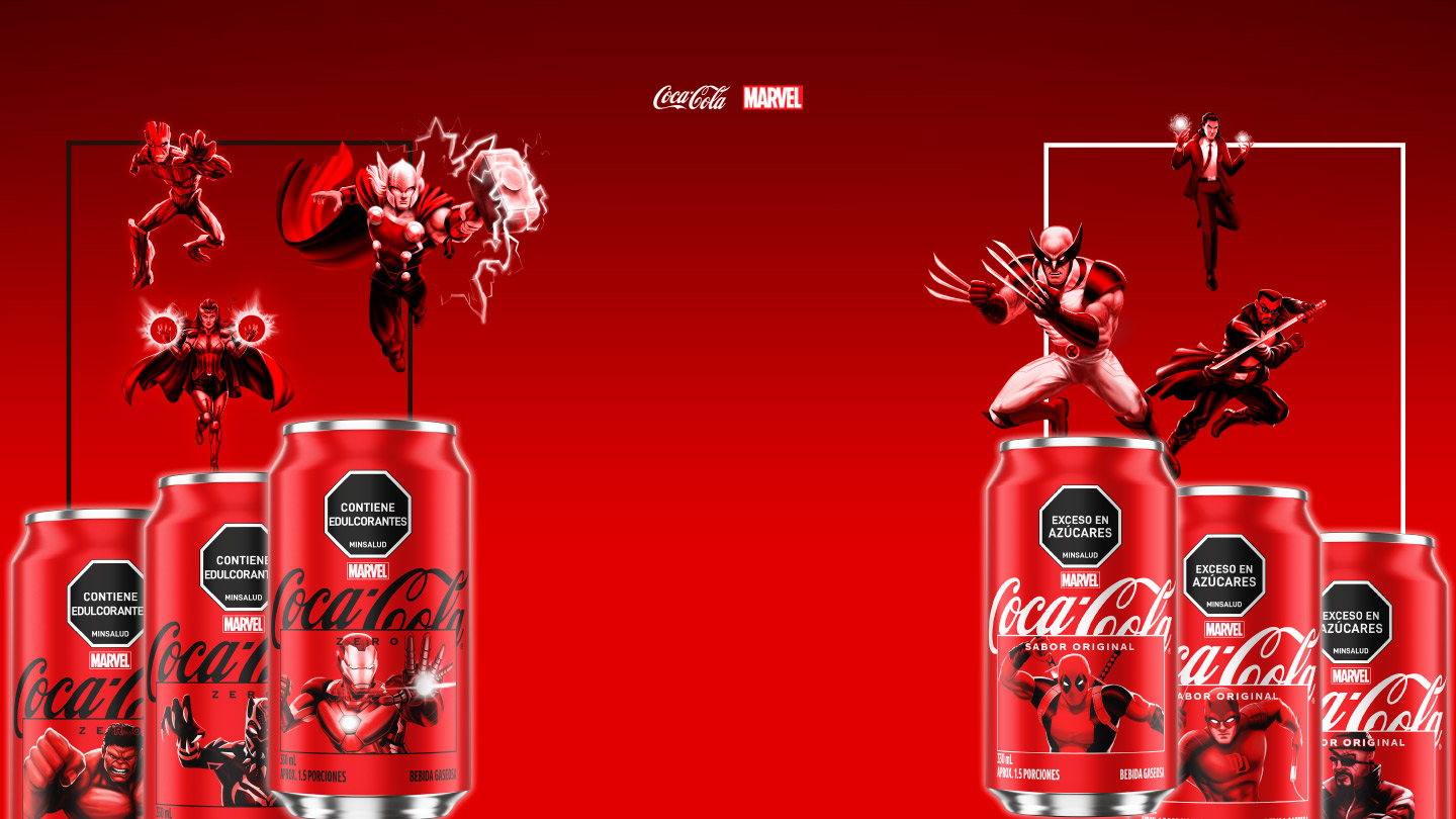 Edición limitada de latas de Coca-Cola de Marvel con personajes impresos en un fondo rojo. Encima de las latas están Wolverine, Deadpool y Loki de un lado, y del otro lado Thor, Iron Man y Black Panther.