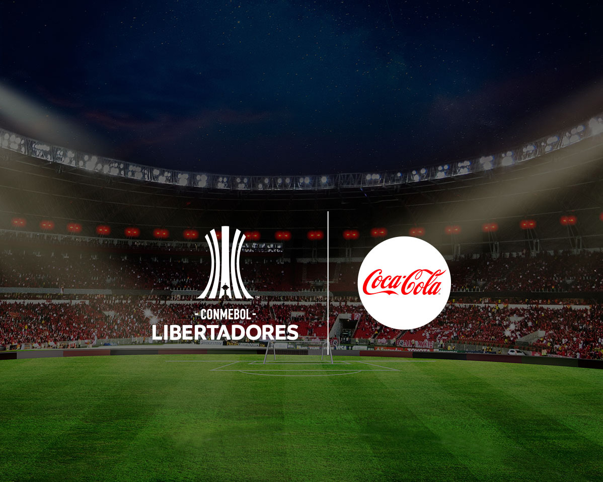 Fotografía de un estadio con el logo de Copa Conmebol Libertadores™ y el logo de Coca-Cola