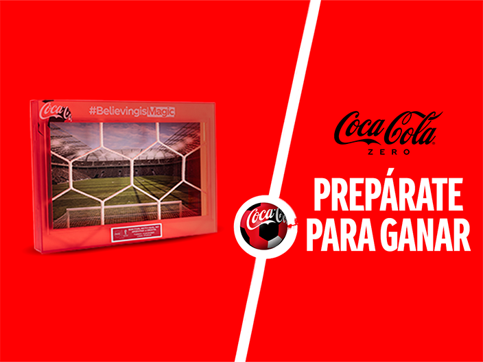 Fotografía de un marco que contiene un trozo de una red de arco sobre un fondo rojo. A la derecha el logo de "Coca-Cola Zero" y debajo la frase "Prepárate para ganar"