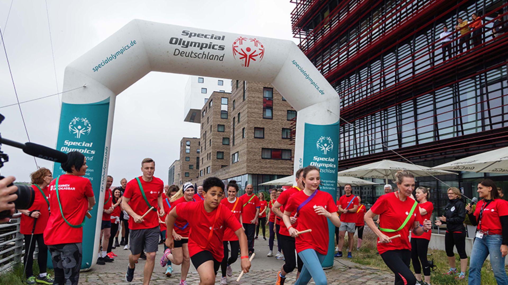 Coca-Cola Corporate Volunteers, Felix Kroos und Athleten und Athletinnen von Special Olympics starten den Staffellauf