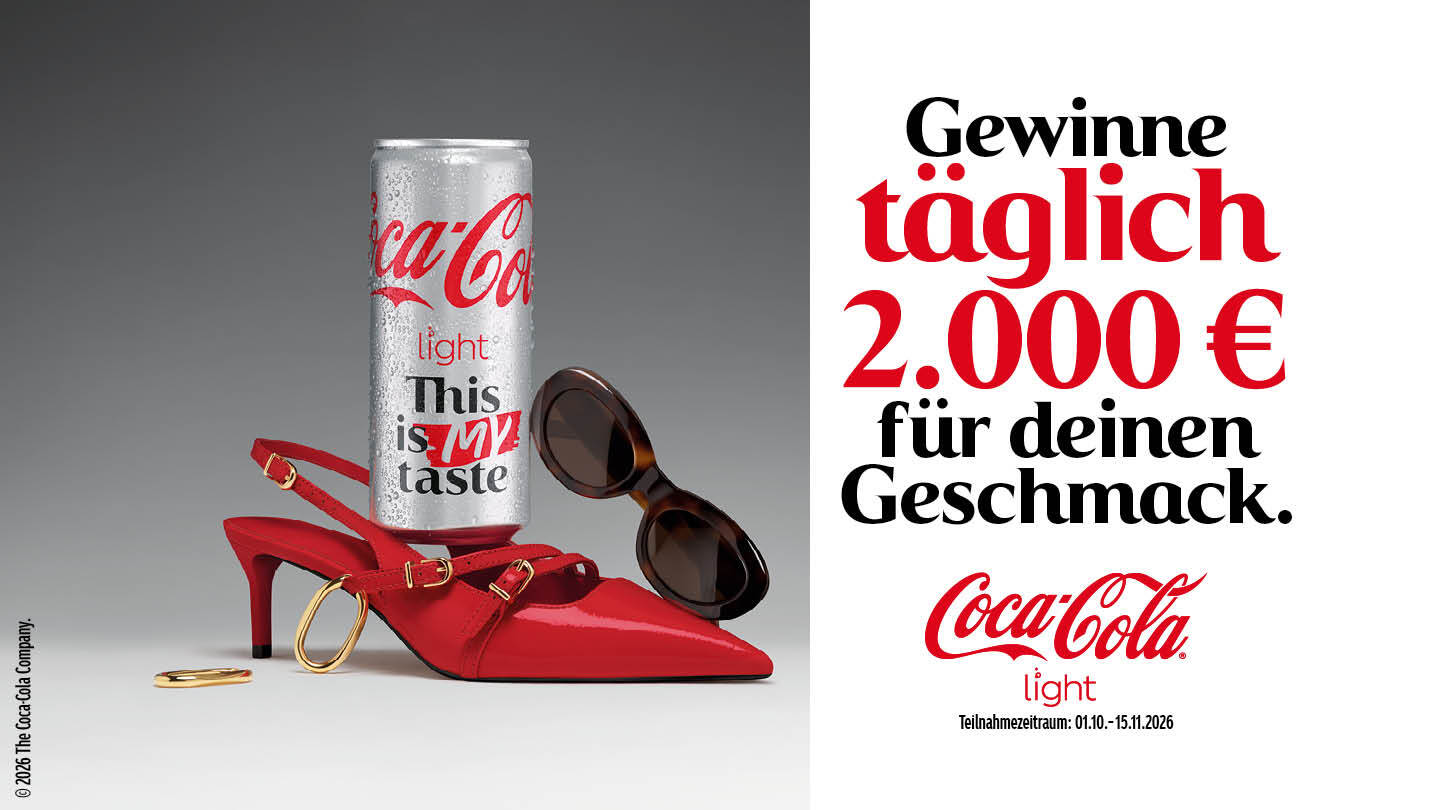 Eine Dose Coca-Cola Light auf einem roten Damenschuh und daneben eine Sonnenbril