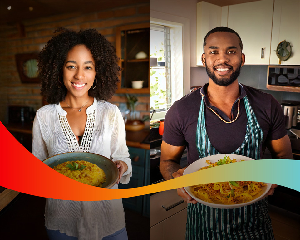 Imagen de dos personas, en la imagen de la izquierda, una mujer sonriendo con un plato con comida en sus manos, en la derecha un hombre sonriendo con un plato con comida en sus manos