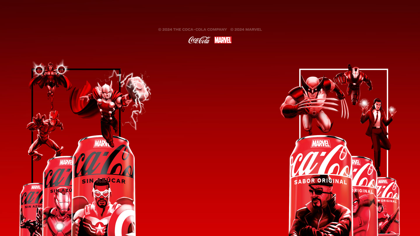 Seis latas de Coca-Cola edición limitada Marvel con con diferentes personajes de Marvel impresos. Sobre la izquierda hay tres latas de Coca-Cola sin azúcar que tienen impresas al Capitán América y Iron-Man. Por encima de las latas se encuentran Thor, Groot y la Bruja Escarlata en posición de ataque. En la derecha las tres latas tienen impresas a Nick Fury y Daredevil. Sobre ellas en posición de ataque se encuentran Wolverine, War Machine y Loki. El fondo es rojo con los logotipos de Coca-Cola y Marvel encima.