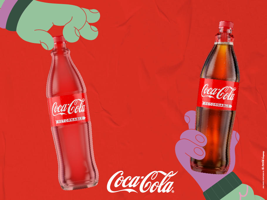 Dos manos ilustradas, sostienen botellas retornables de Coca-Cola, sobre un fondo rojo con el logo de Coca-Cola en el centro.