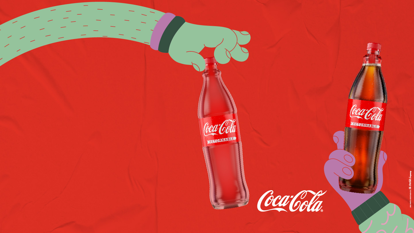 Botellas retornables de Coca-Cola siendo entregadas entre manos en un fondo rojo ilustrado.