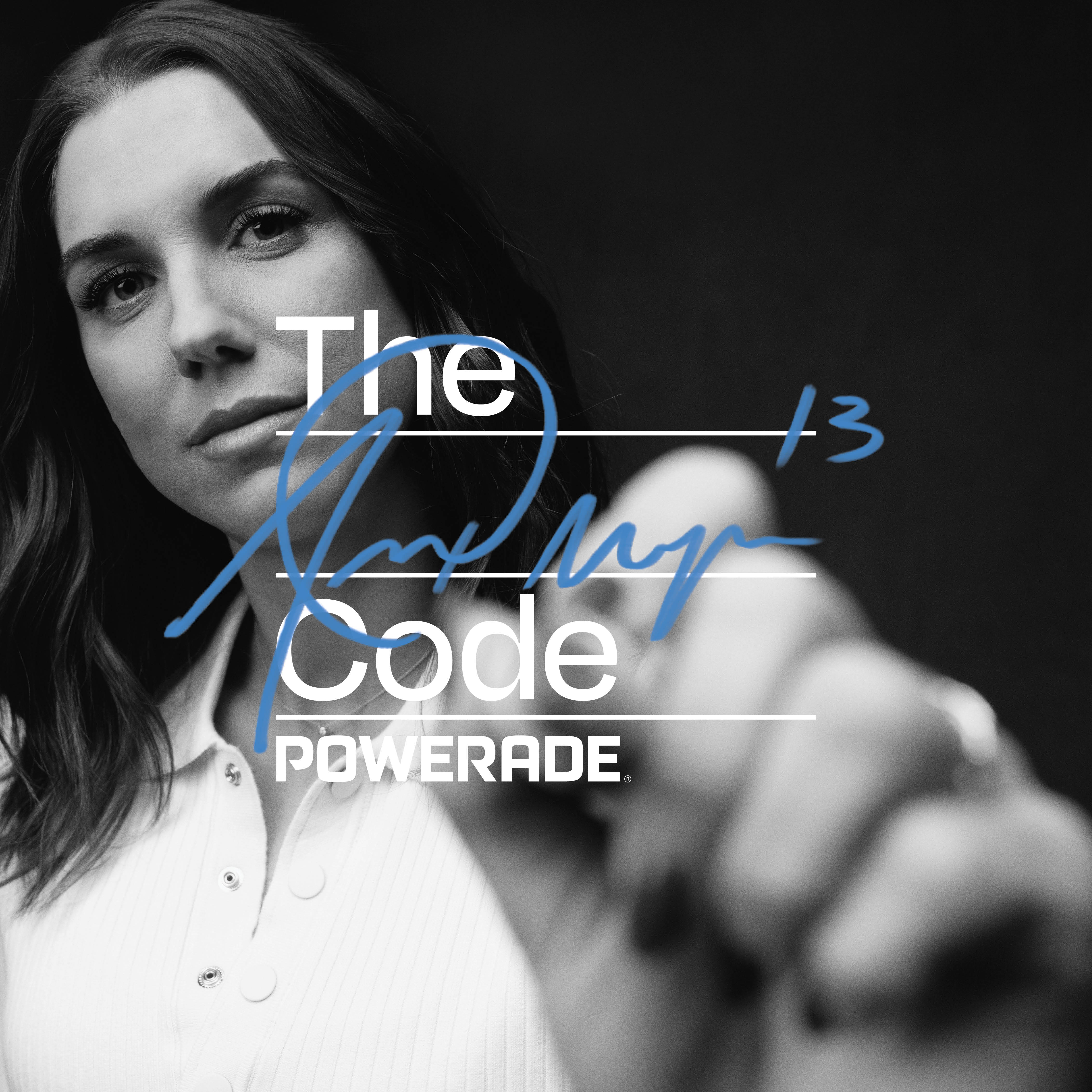 Alex Morgan, jugadora de fútbol estadounidense, firma con un marcador sobre 'Athletes' en la frase 'The Athletes Code' en un retrato blanco y negro para Powerade.