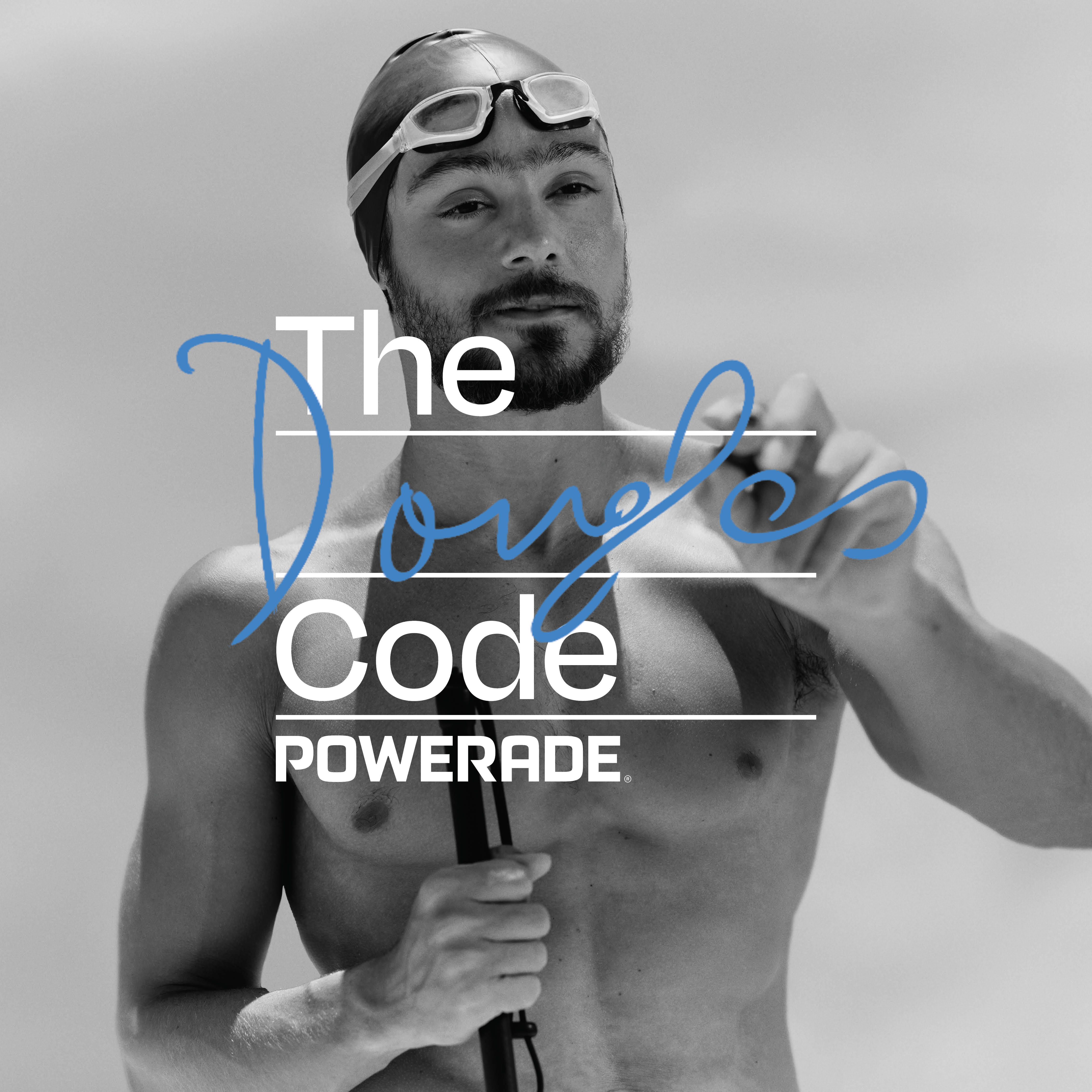 Douglas Matera, nadador brasileño, firma con un marcador reemplazando 'Athletes' en la frase 'The Athletes Code' en blanco y negro para Powerade.