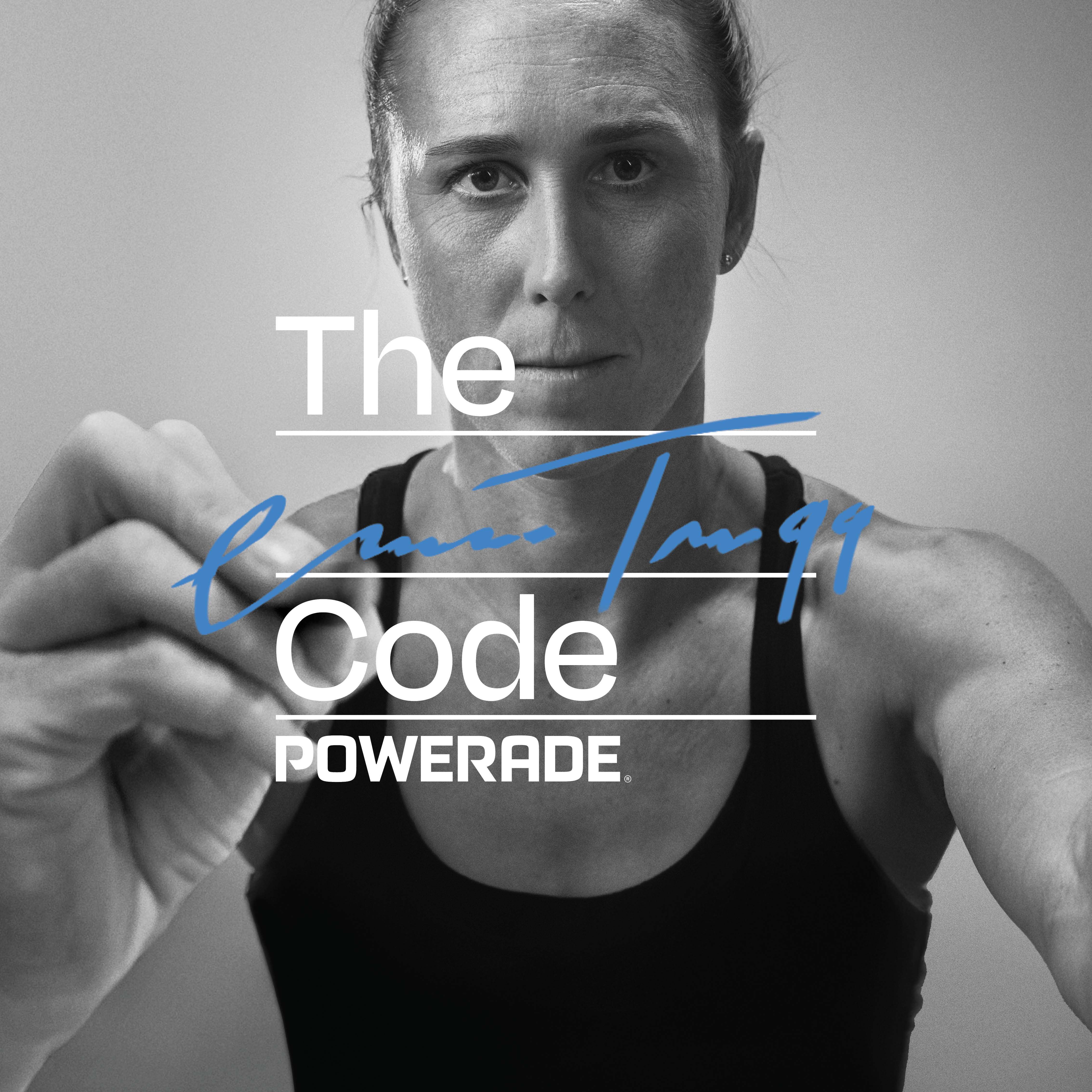 Emma Twigg, remadora neozelandesa, firma con un marcador reemplazando 'Athletes' en la frase 'The Athletes Code' en blanco y negro para Powerade.