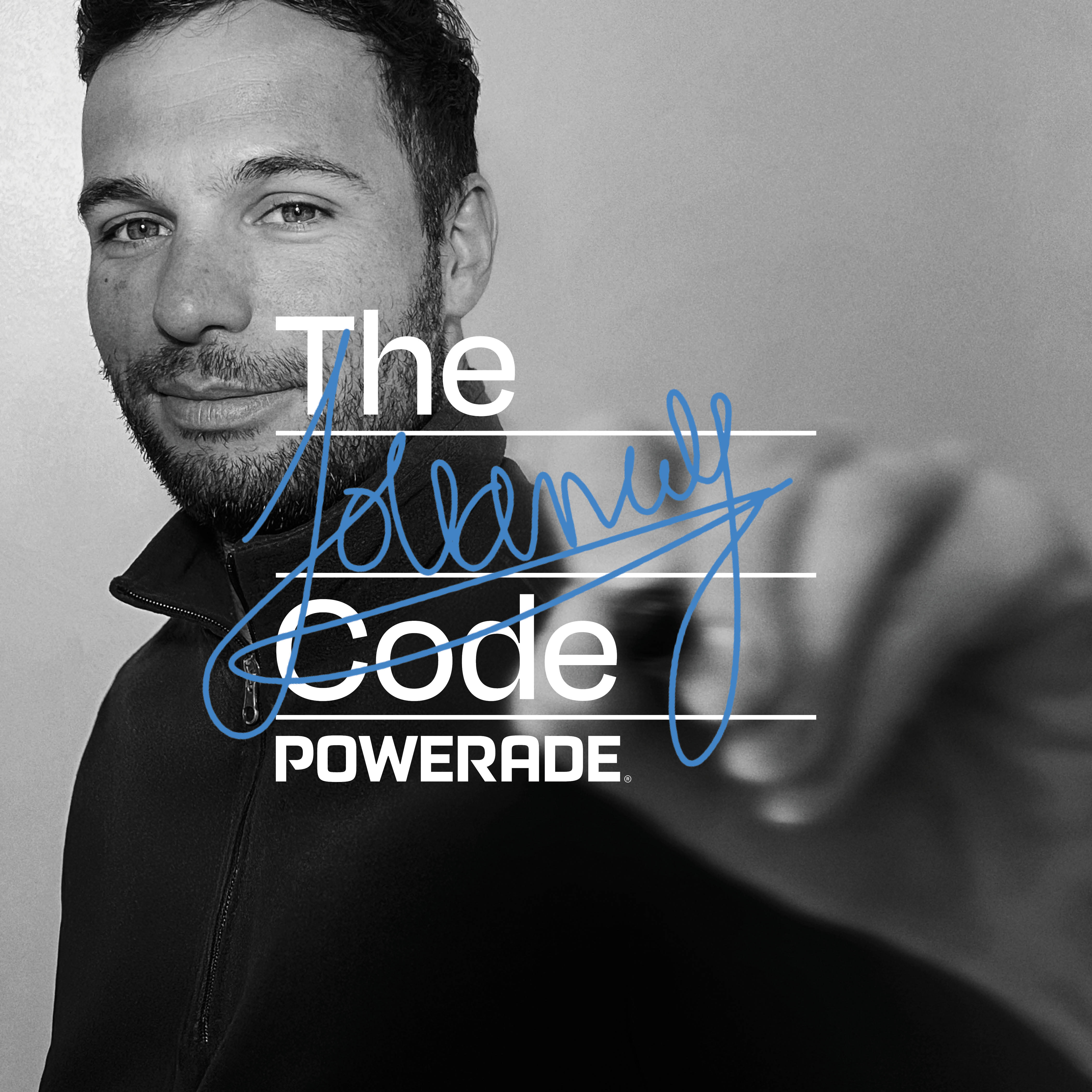 Florian Jouanny, ciclista paralímpico francés, firma con un marcador sobre la palabra 'Athletes' en la frase 'The Athletes Code' en blanco y negro para Powerade.