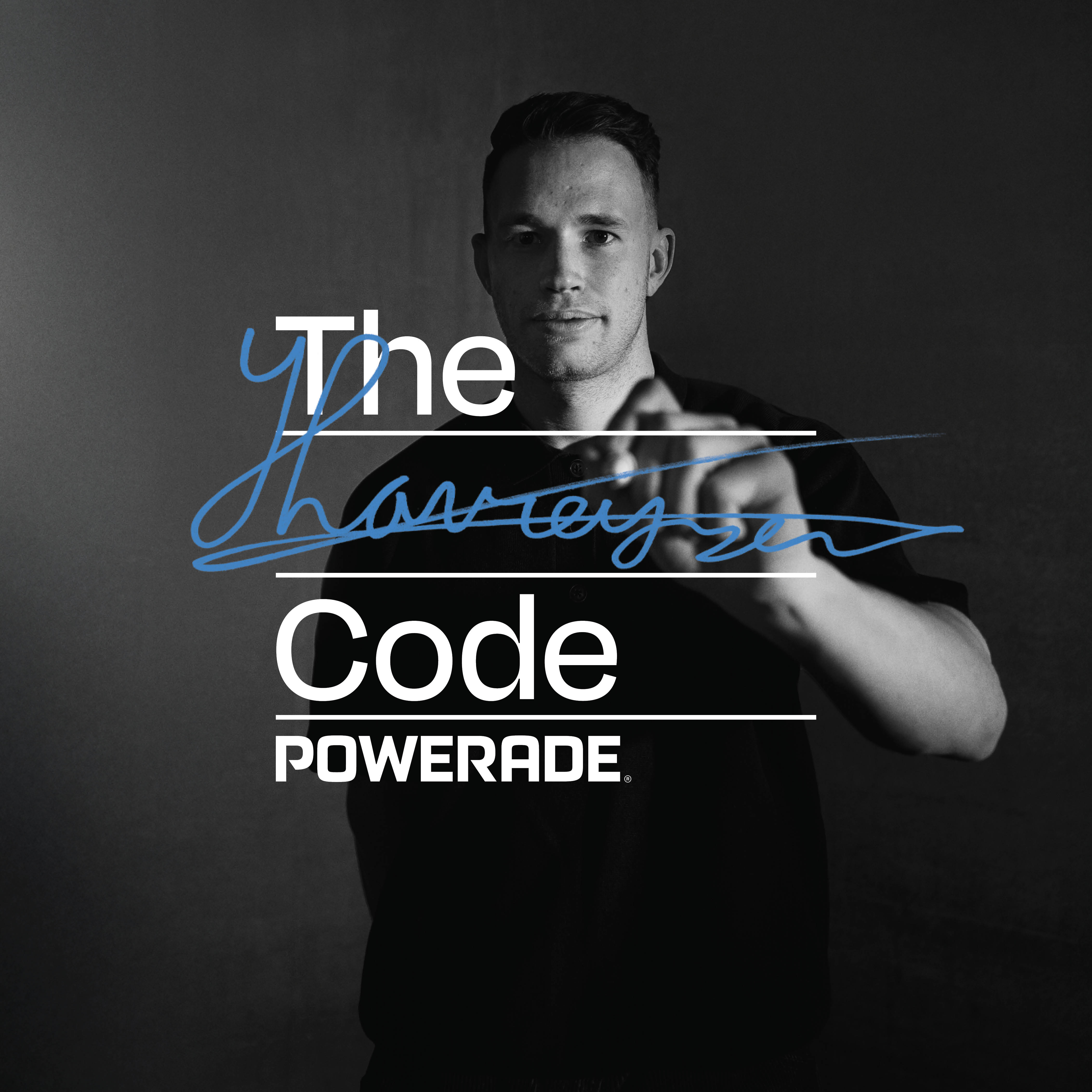 Harrie Lavreysen, ciclista neerlandés, firma con un marcador reemplazando 'Athletes' en la frase 'The Athletes Code' en blanco y negro para Powerade.