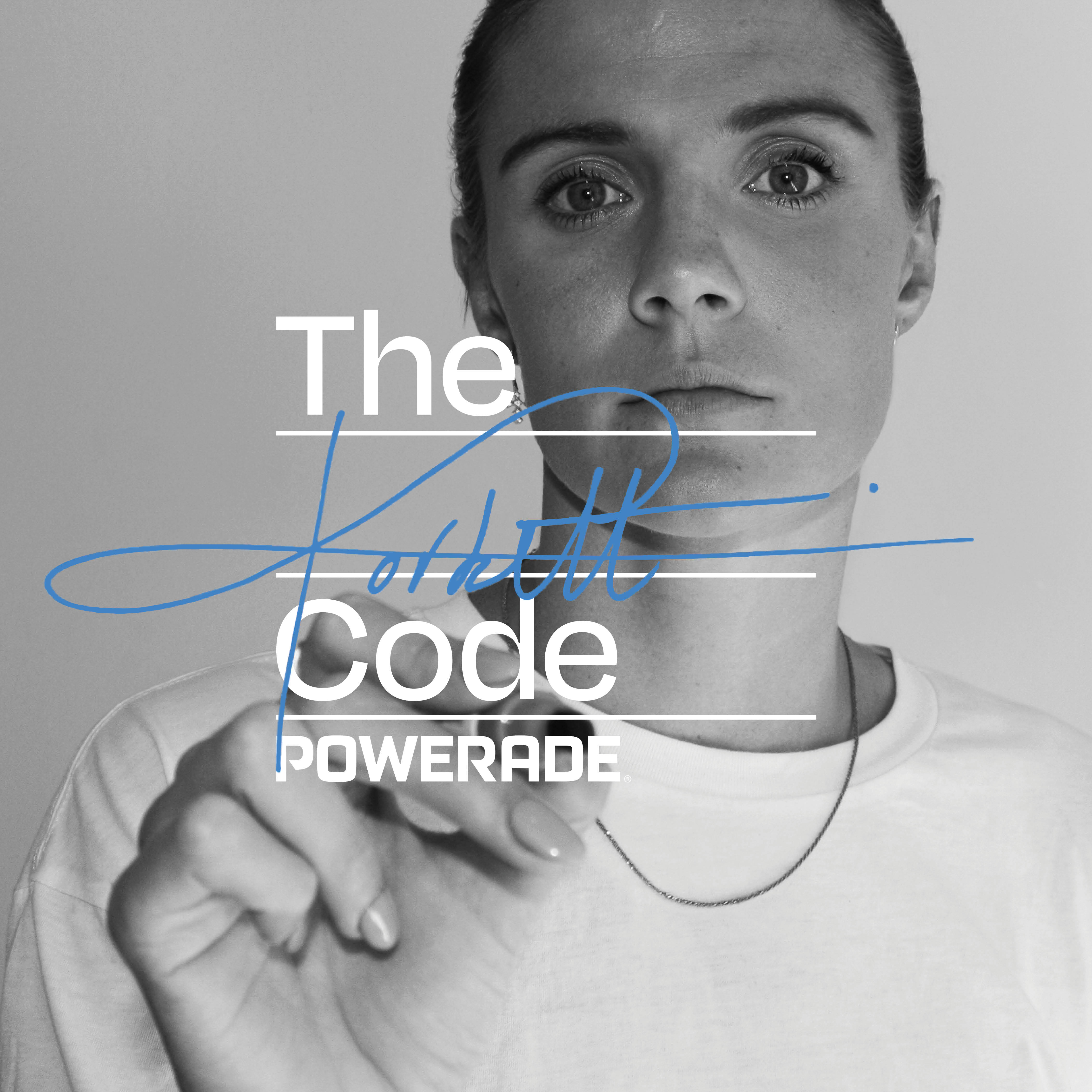 Kaylene Corbett, nadadora sudafricana, firma con un marcador sobre 'Athletes' en la frase 'The Athletes Code' en un retrato blanco y negro para Powerade.