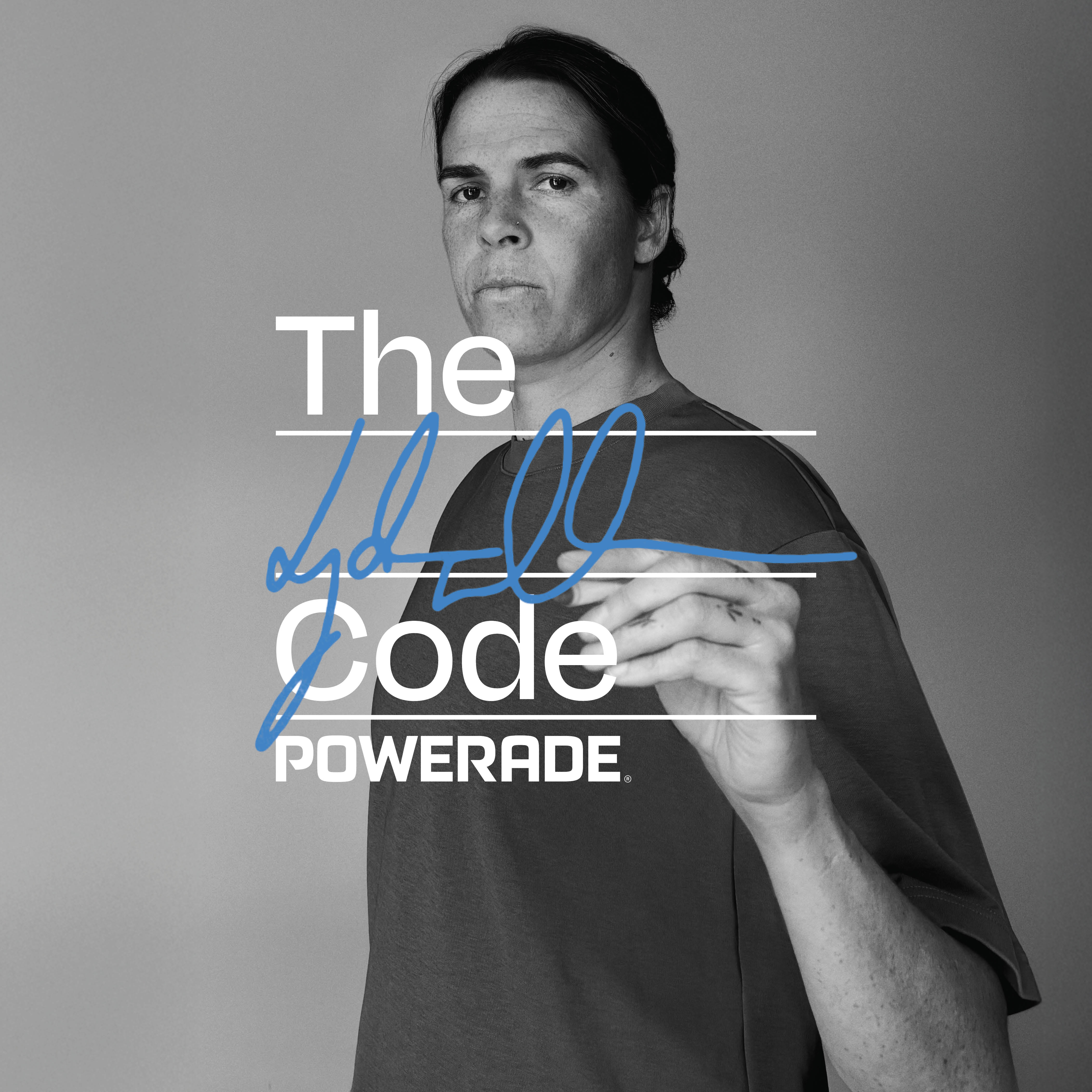 Lydia Williams, portera australiana, firma con un marcador sobre 'Athletes' en la frase 'The Athletes Code' en un retrato monocromático para Powerade.