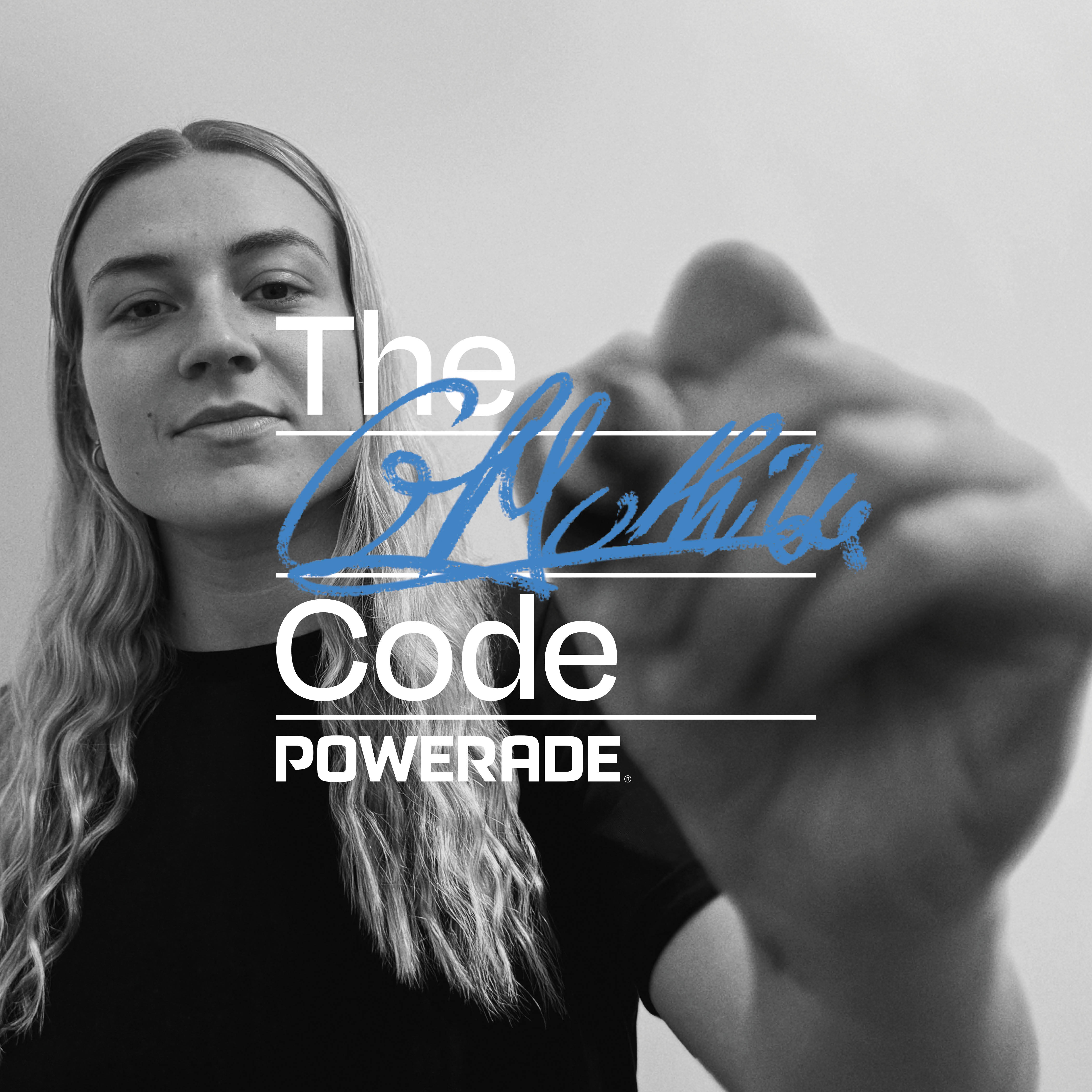 Mathilde Gros, ciclista de pista francesa, firma con un marcador sobre la palabra 'Athletes' en la frase 'The Athletes Code' en un retrato blanco y negro para Powerade.