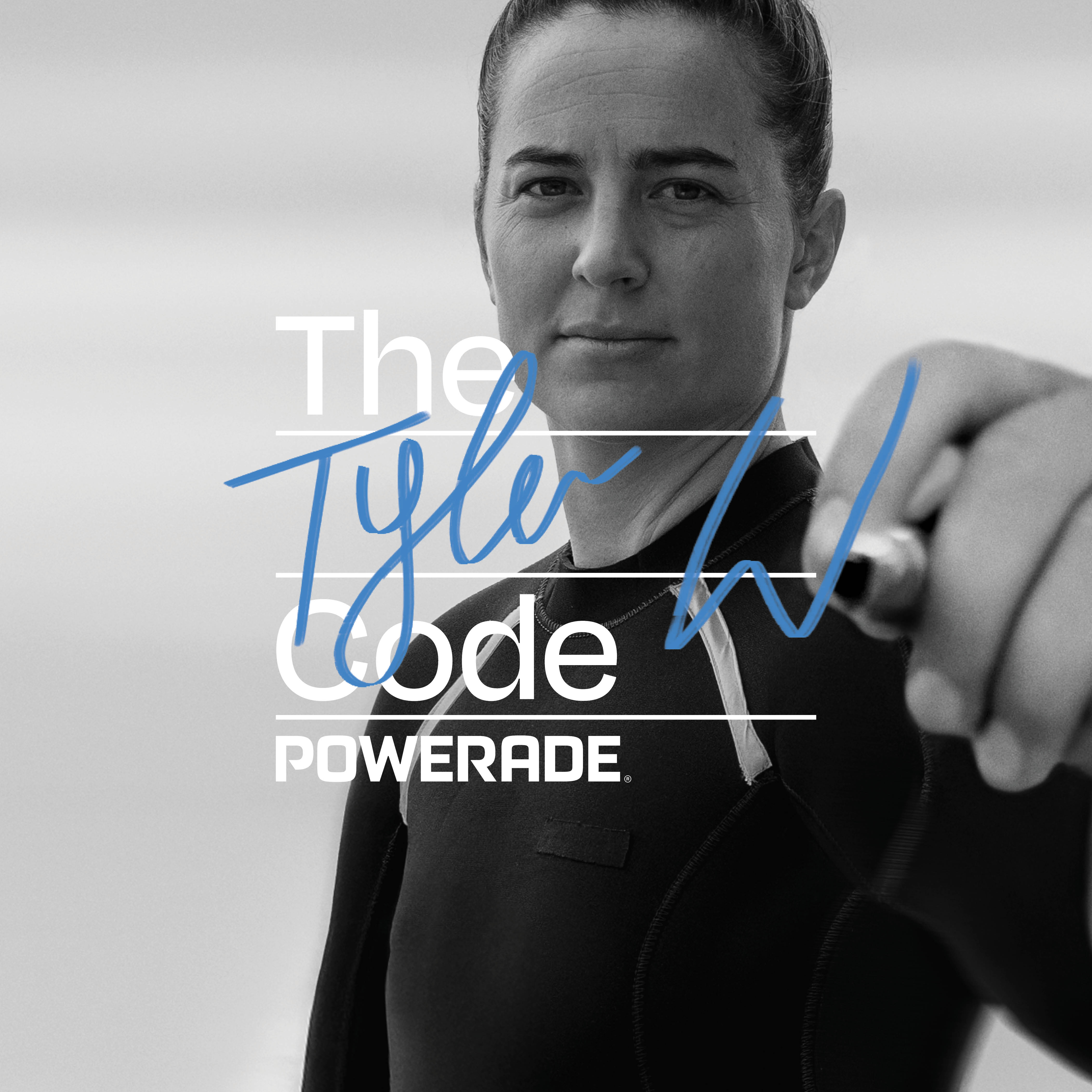 Tyler Wright, surfista australiana, firma con un marcador sobre 'Athletes' en la frase 'The Athletes Code' en un retrato monocromático para Powerade.