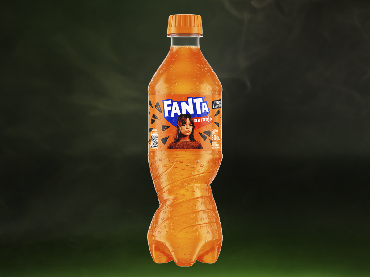 Botella de Fanta Beetlejuice de 500 ml sabor naranja personalizada con Astrid Deetz en la etiqueta.