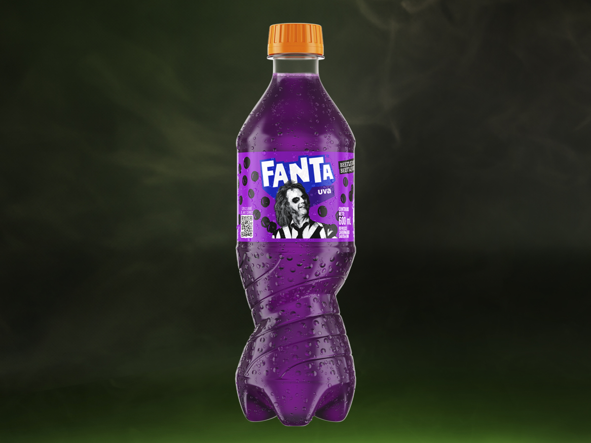 Botella de Fanta Beetlejuice de 500 ml sabor uva personalizada con Beetlejuice.