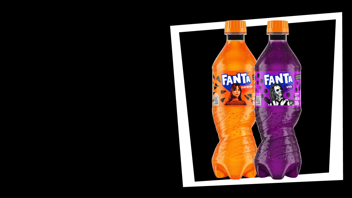 Dos botellas de Fanta de la edición limitada de Beetlejuice, cada una con un sabor y personaje diferente: Naranja personalizada con Astrid Deetz, y uva personalizada con Delores, la esposa de Beetlejuice en la etiqueta.