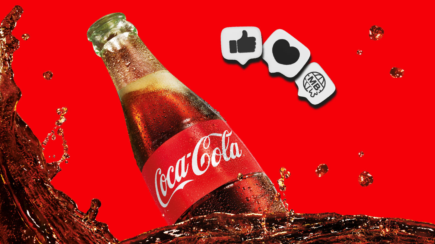 Botella de Coca-Cola de Vidrio sobre un fondo rojo y una cascada de Coca-Cola con iconos de redes sociales 