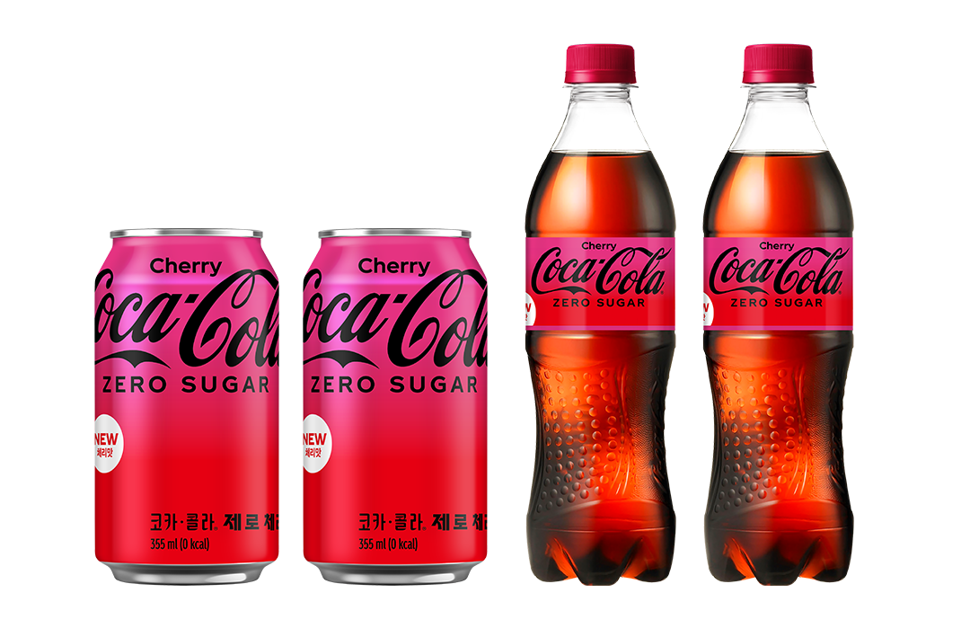 코카-콜라 제로 체리 캔과 페트 상품이 일렬로 위치해있다.