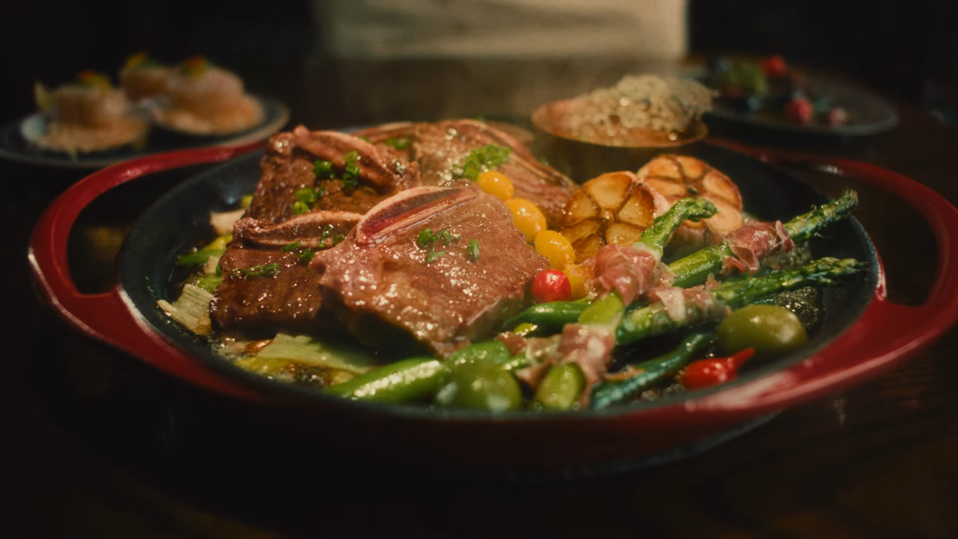 식탁에 놓여져 있는 맛있는 음식